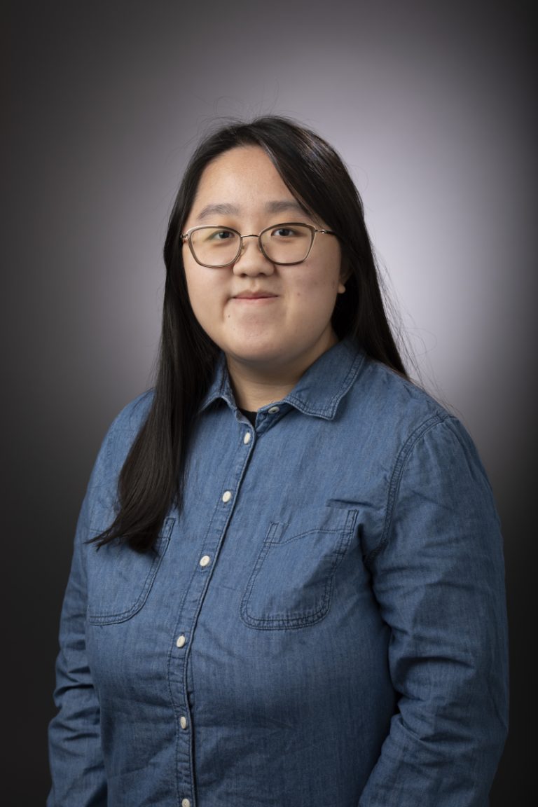 Elliesa Vang Headshot